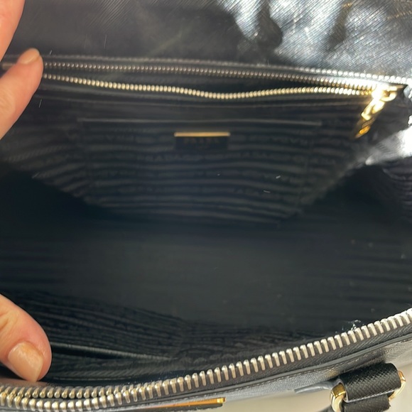 Prada Saffiano leather extra large double zip Galleria tote in black - Picture 11 of 17
